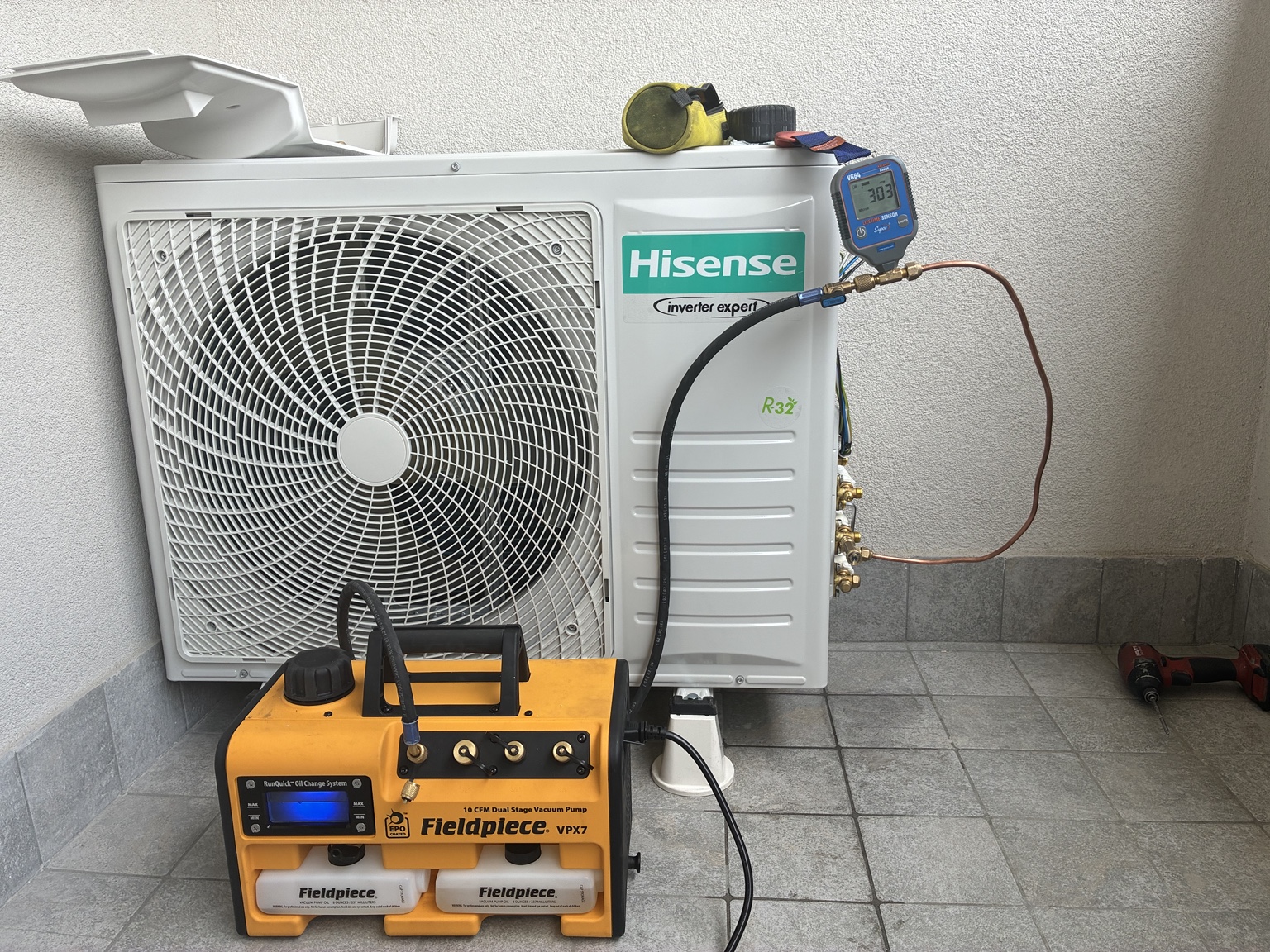 Pompa del vuoto Fieldpiece e vacuometro
